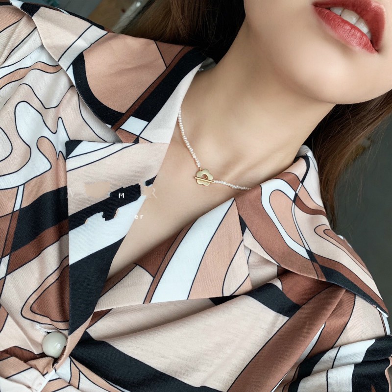 Dây Chuyền Mặt Hoa Nhỏ Đính Ngọc Trai Phong Cách Retro