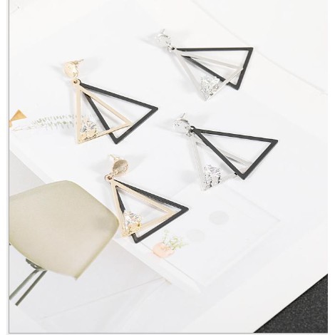 Bông tai zircon hình học khối tam giác đính đá góc sáng tao
