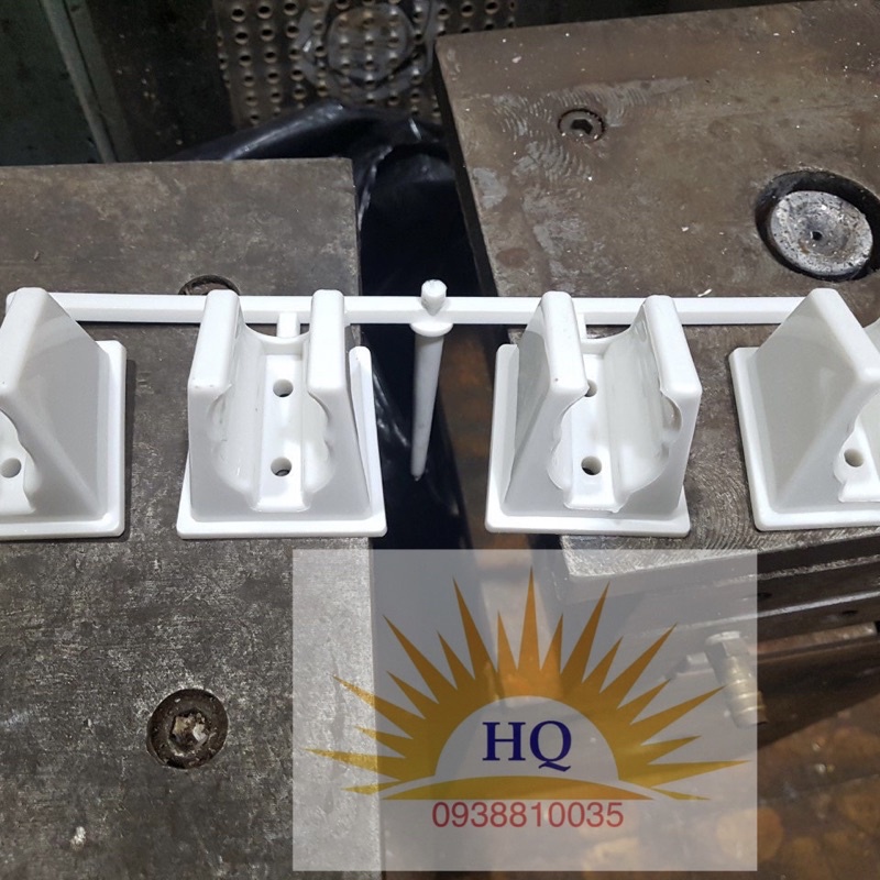 Đế cài gác vòi sen, vòi xịt nhựa trắng kèm ốc vít