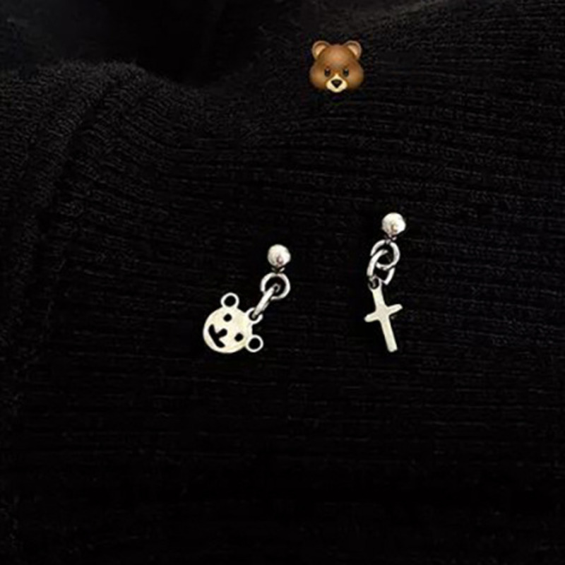 Bông tai 22849 chuôi bạc 925 hình chữ thập và chú gấu bất đối xứng cỡ nhỏ phong cách cá tính