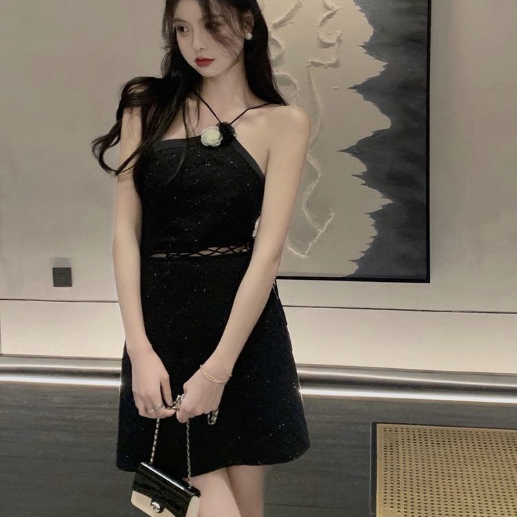 Đầm chữ A cổ yếm trang trí họa tiết hoa trà thời trang mùa hè mới cho nữ