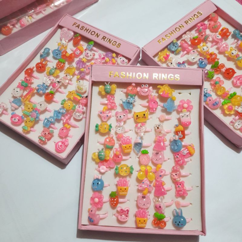 Set 50 Nhẫn Nhựa An Toàn Cho Bé Dễ Thương Co Giãn từ 3 -8 tuổi đeo vừa