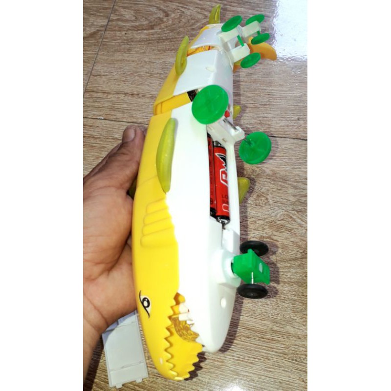 Một Cá_Mập mô hình bằng nhựa dài 32 cm chạy pin có nhạc và đèn Led rất đep_tặng kèm pin