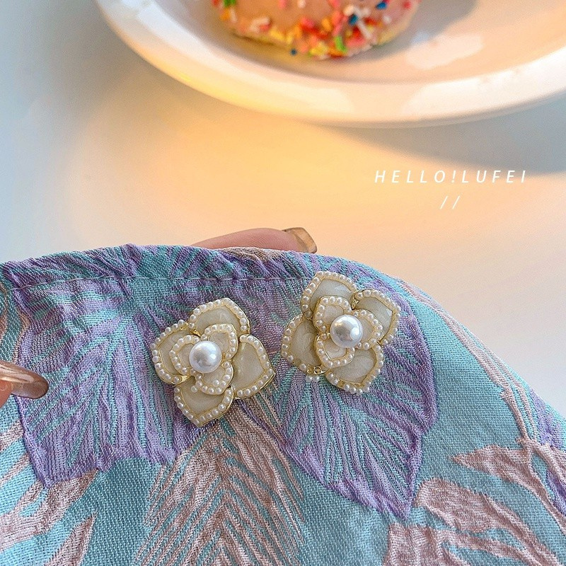 Khuyên tai mặt hình hoa trà đính ngọc trai nhân tạo thời trang Hàn Quốc