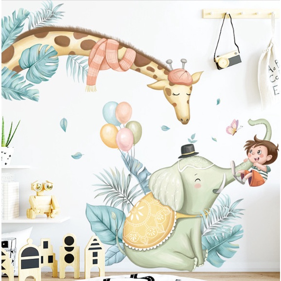Decal trang trí tường - hươu cao cổ và voi cùng chơi với em bé