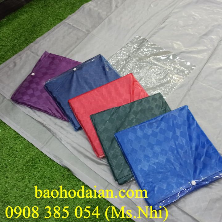 Áo mưa cánh dơi xẻ tà chất liệu nhựa dẻo chống thấm nước tốt- Hình thật