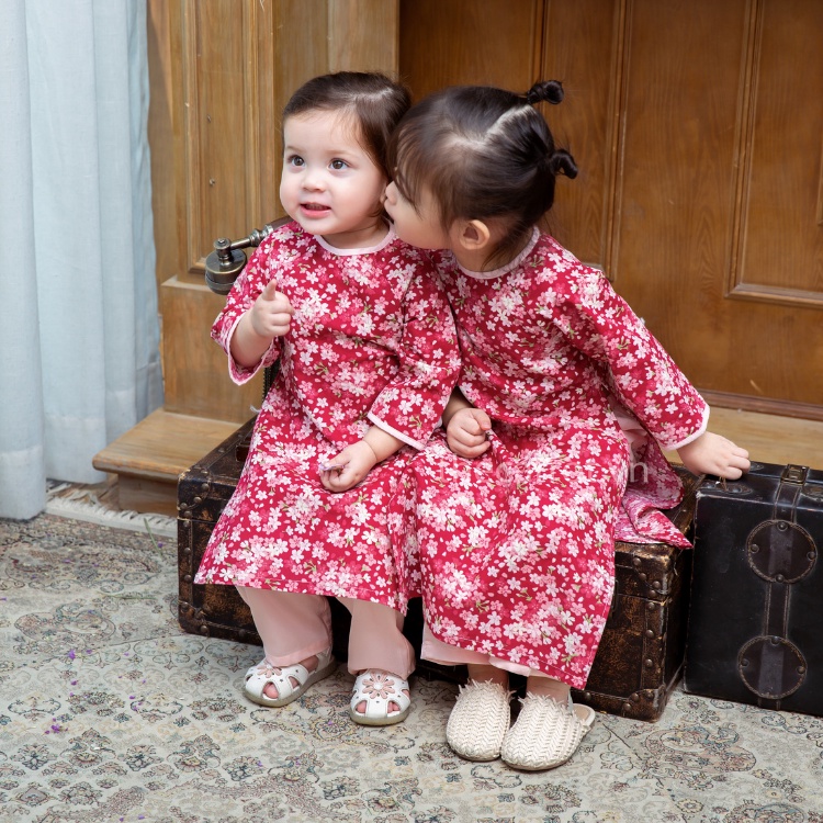 Set Áo Dài Carrot Cho Bé Gái, Hoạ Tiết Hoa Đào Hồng, Nền Đỏ Nổi Bật, Chất Thô Cotton Thoáng Mát, Thấm Hút Mồ Hôi Tốt