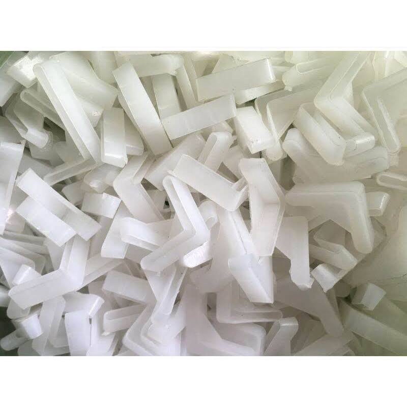 Chân nhựa sắt v lỗ 4 x 4 đa năng