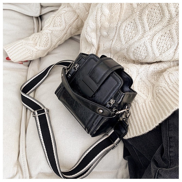 Túi xách màu trơn họa tiết khóa vuông DEMAK dành cho nữ MN42 | BigBuy360 - bigbuy360.vn