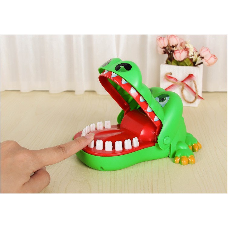 Cá sấu cắn tay vui nhộn cho bé đam mê khám phá