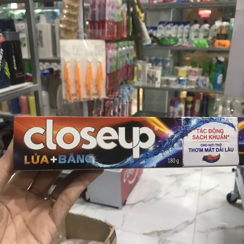 Kem Đánh Răng Close Up Lửa Băng 180G