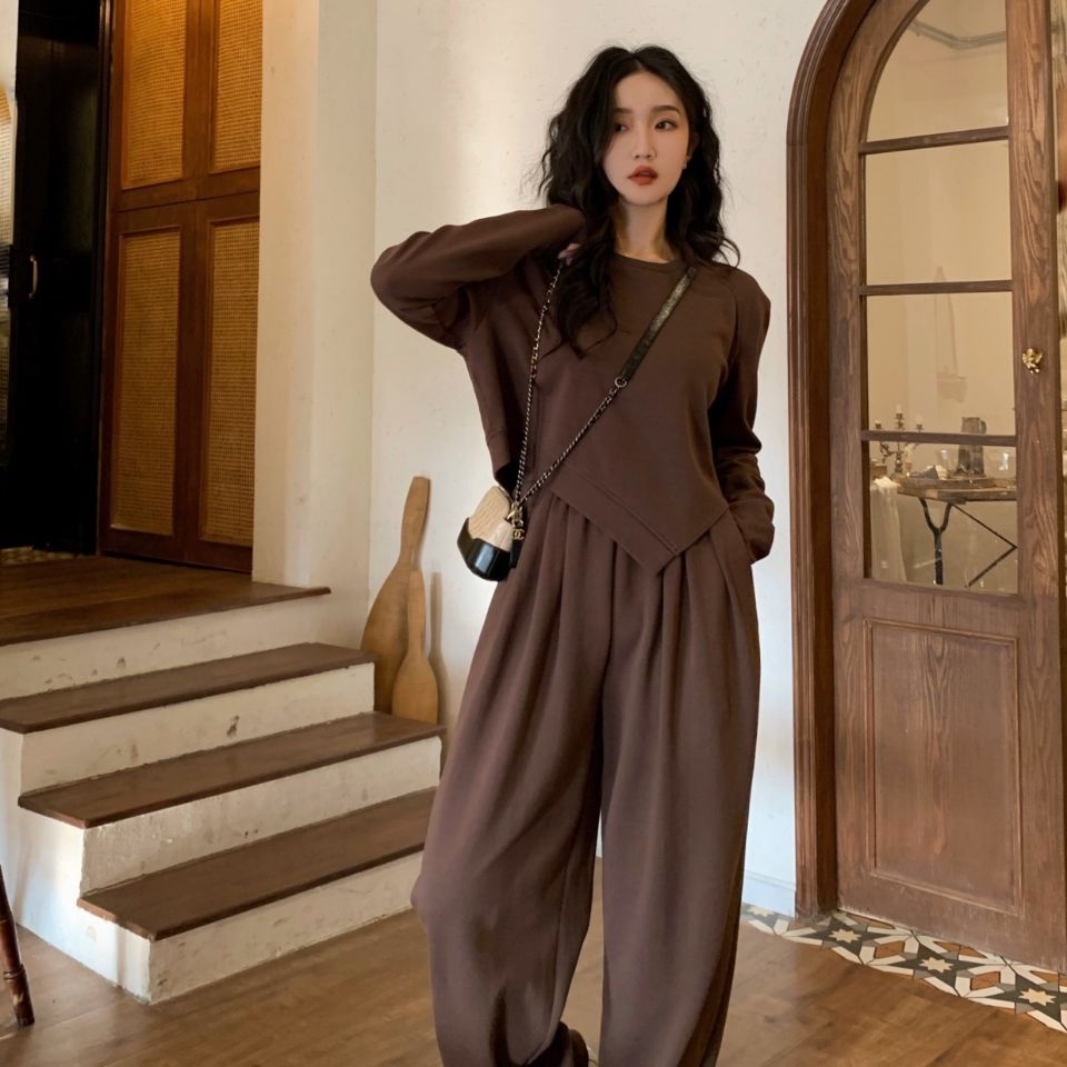 Bộ trang phục hai mảnh gồm áo len và quần dài thời trang sành điệu