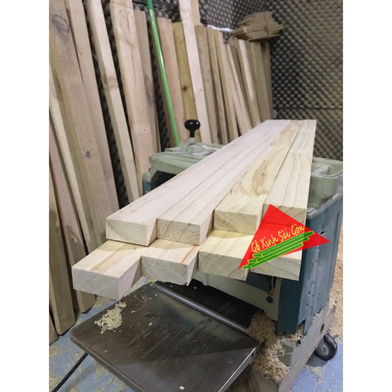 Thanh gỗ thông vuông 2x4cm, dài 1m bào láng 4 mặt