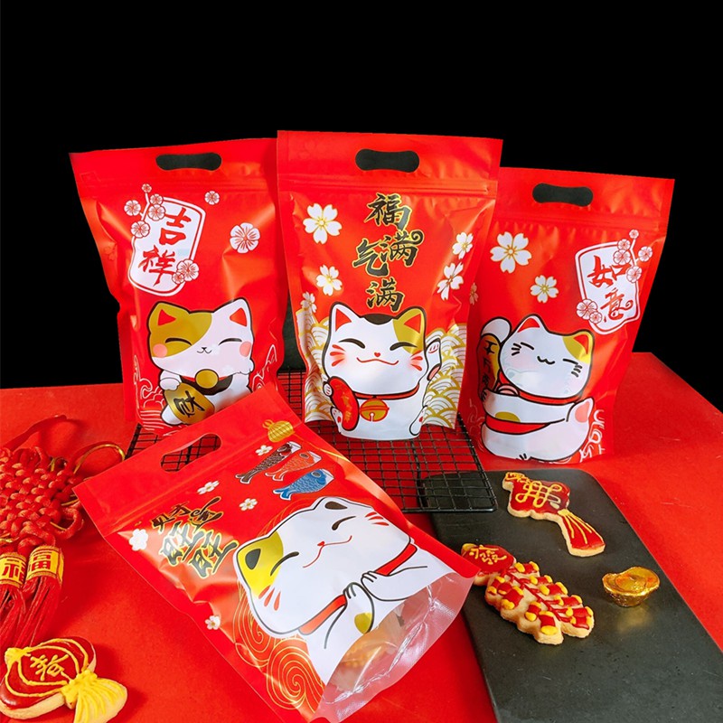 Hộp, túi đựng bánh kẹo màu sắc không khí tết đa dạng mẫu mã giúp Bạn lựa chọn được món quà ngày tết tặng người thương