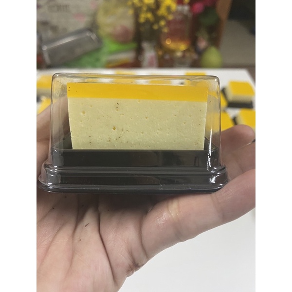 Hộp 1 bánh vuông có nắp đế đen