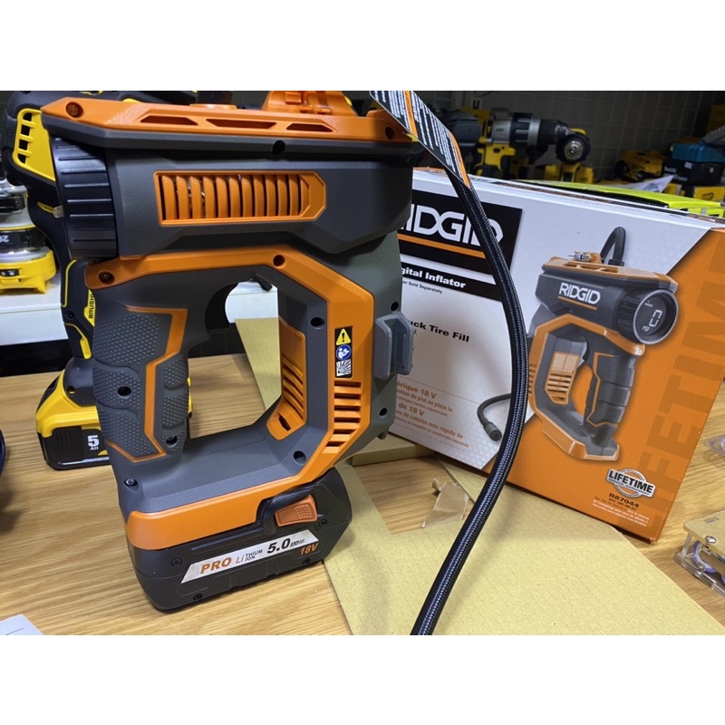 Bơm hơi pin ridgid r87044 dùng pin 18v