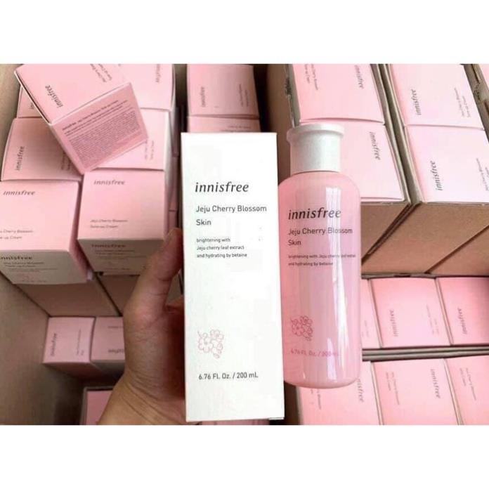 Nước Hoa Hồng TONER Chiết Xuất Từ Lá Hoa Anh Đào Hoàng Gia Innisfree Jeju Cherry Blossom Skin - 200ml