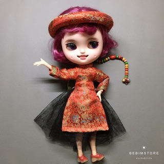 Áo dài gấm đỏ cho bé Blythe kèm mấn