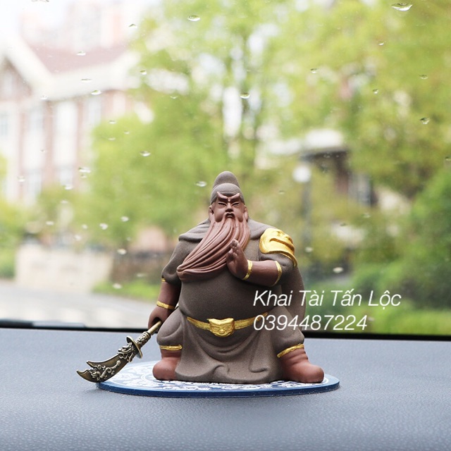 Tượng Quan Công cầm đao gốm tử sa mang bình an và tài lộc