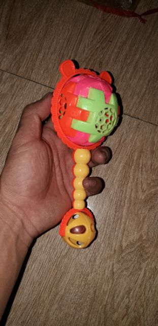 Một chiếc lắc nhạc_lục lạc bằng nhựa cho bé