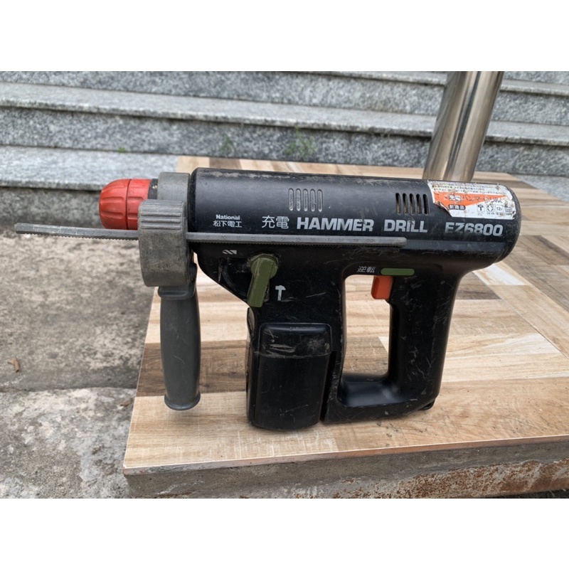 Khoan bê-tông National 12v chỉ thân máy vỏ pin.