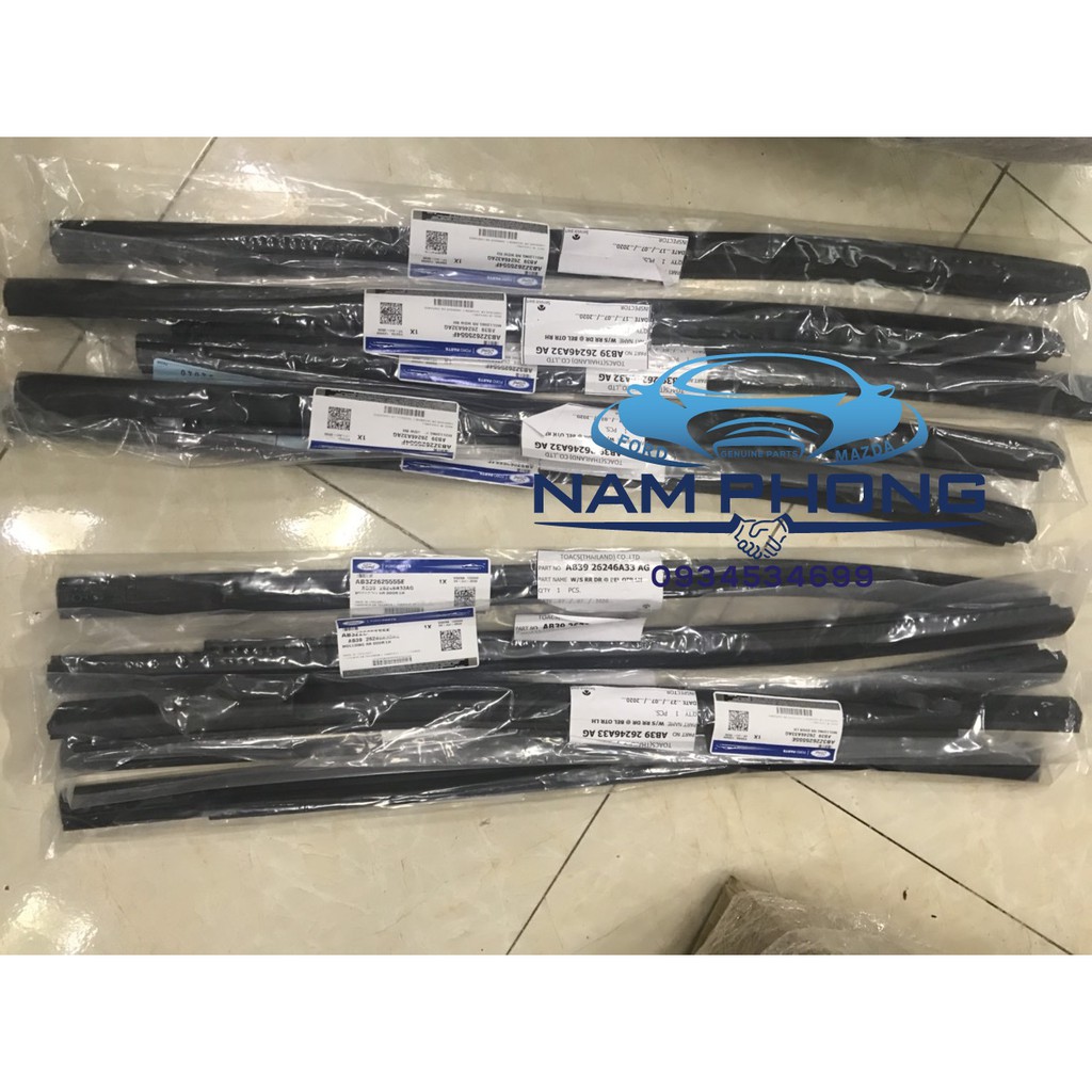 Nẹp ngoài chân kính cửa sau Ranger 16 LH RH - AB3926246A33AF / AB3926246A32AF
