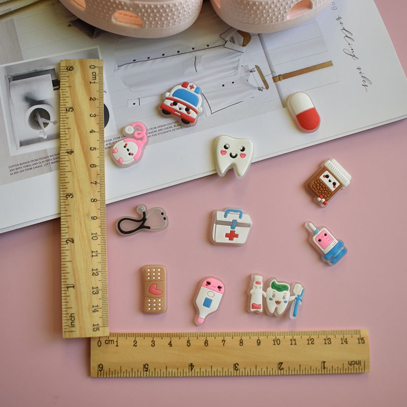 Hàng Hot  Phụ Kiện Trang Trí Vòng Tay Bằng PVC Hình Giày Hoạt Hình Dạ Quang