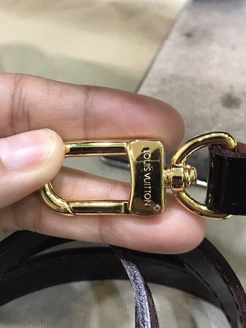 Túi màu đỏ mận