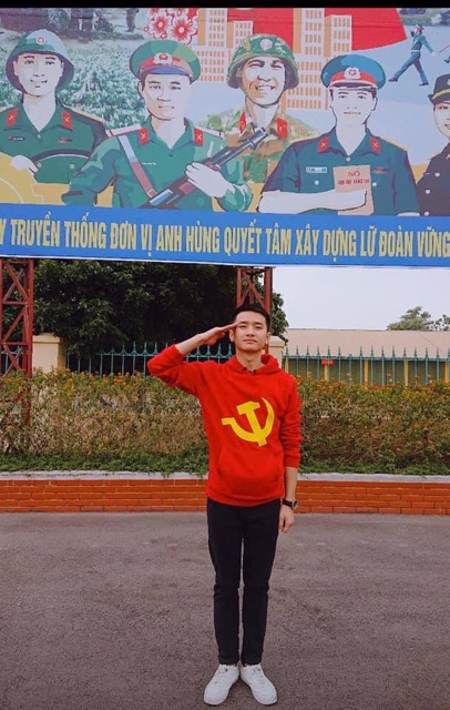 Áo hoodie búa liềm
