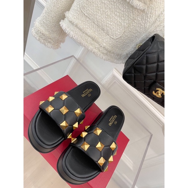 Dép nữ quai ngang đinh tán cao cấp thương hiệu Valentino 2022 đế dày 4cm
