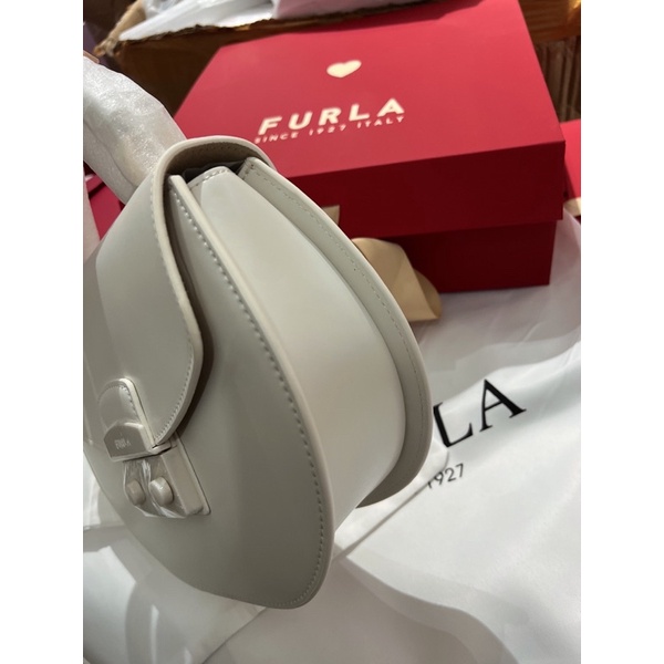 Túi Furla bán nguyệt màu trắng