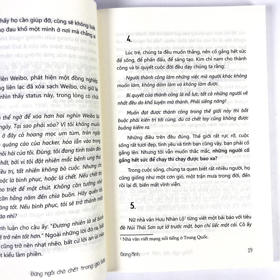 Sách Đừng Ngồi Chờ Chết Trong Gió Bão (Kèm Bookmark)