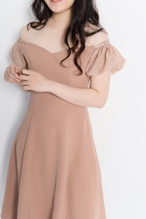 Váy trễ vai tay bồng