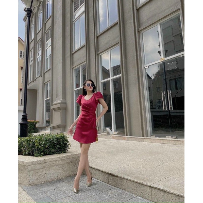 ĐẦM ĐỎ CỔ TRÒN XẾP BÊN EO