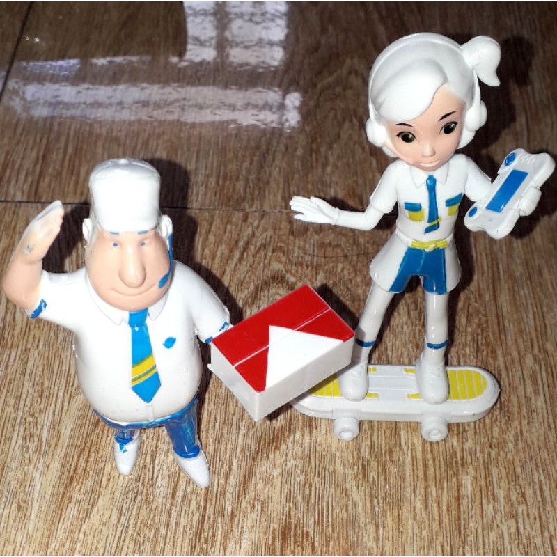 Sét 2 mô hình nhân viên giao hàng bằng nhựa cao 12cm kèm phụ kiện