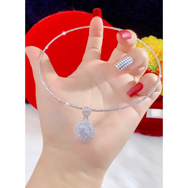 Kiềng cổ cứng và mặt dây chuyền hình tròn đính đá trắng mạ bạch kim