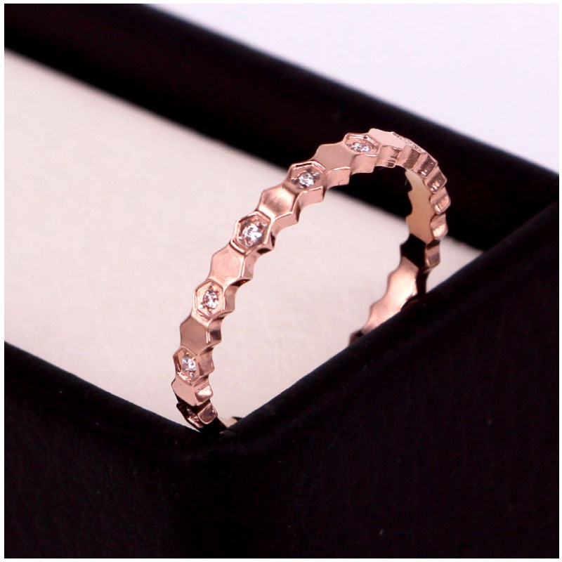 Nhẫn Nữ Titan Ko Đen Kiểu Tổ Ong Đính Đá Nhân Tạo TT 4064