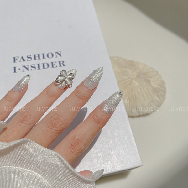 Móng úp thiết kế nb170 mắt mèo cô dâu đính charm sang chảnh julynails.vn