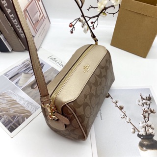Túi Coach đeo chéo hộp