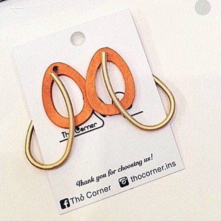 Khuyên tai hình oval màu cam cá tính rất thích hợp với bộ đồ đi du lịch rực rỡ màu sắc