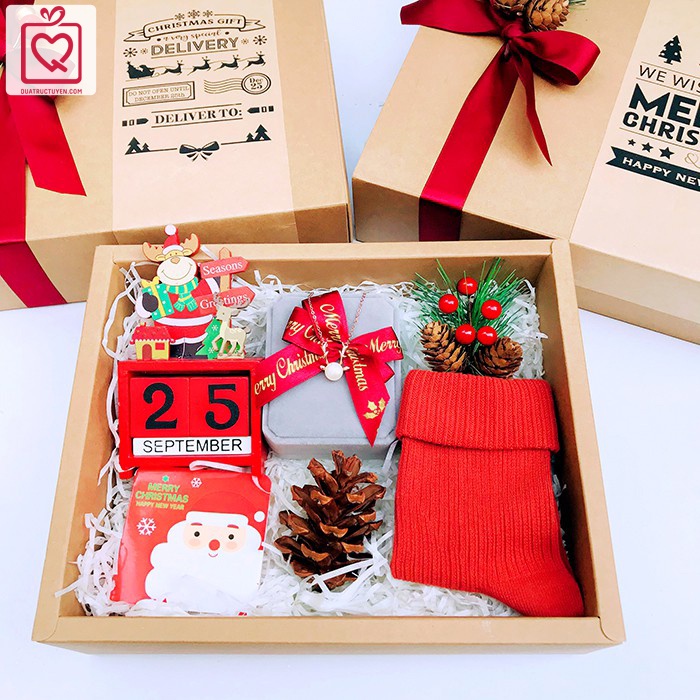 Quà tặng giáng sinh Adorable Christmas - Luv49 gồm dây chuền, lịch gỗ, tất noel nữ, cành thông cherry, thiệp giáng sinh