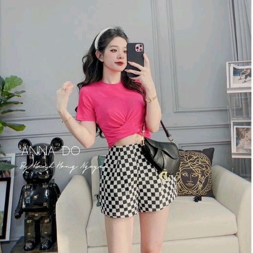 Áo Croptop kiểu xoắn eo dễ thương.