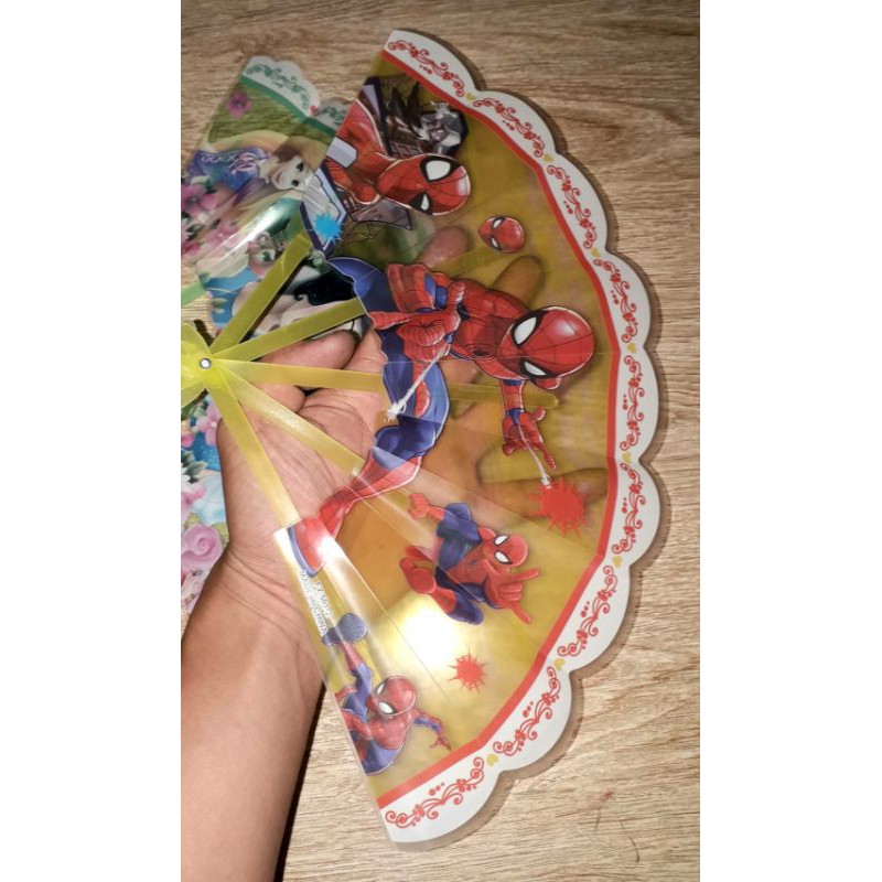 Một chiếc quạt nhựa cầm tay loại lớn dài 20 cm rất đẹp