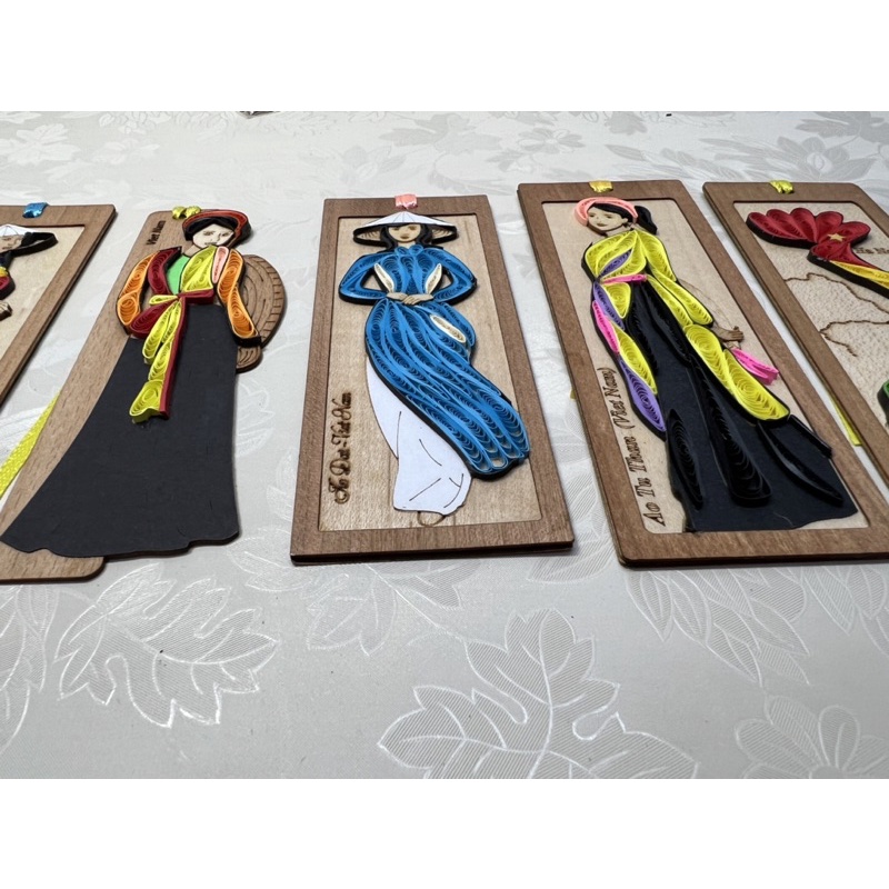 1 Bookmark giấy xoắn làm thủ công bằng tay hình cô gái - Quà lưu niệm Việt Nam