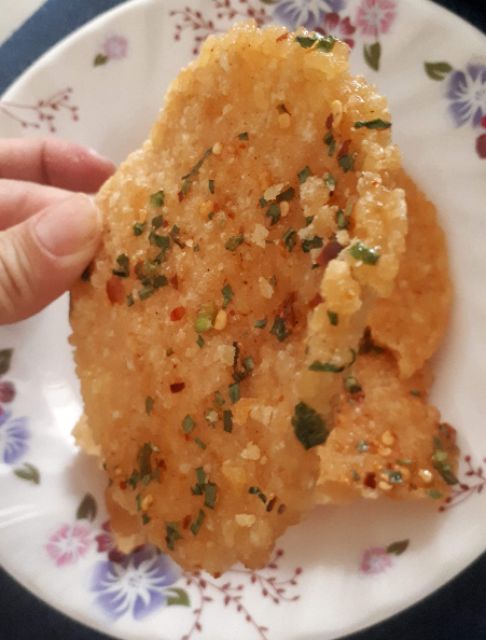 [Mã 77FMCGSALE1 giảm 10% đơn 250K] (3 cái to tròn 100gr )Cơm cháy chiên mắm hành cực ngon 100gr | BigBuy360 - bigbuy360.vn