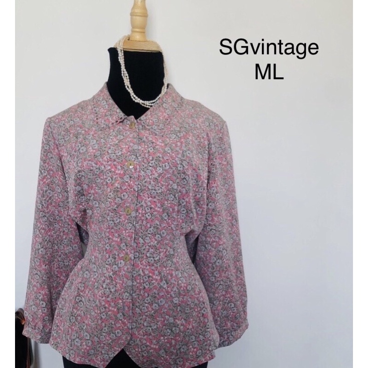 Áo sơ mi nữ Nhật màu hồng hoa nhí vintage kiểu dáng nữ tính, tay bồng điệu đà, có xếp ly eo tạo dáng tinh tế, szML