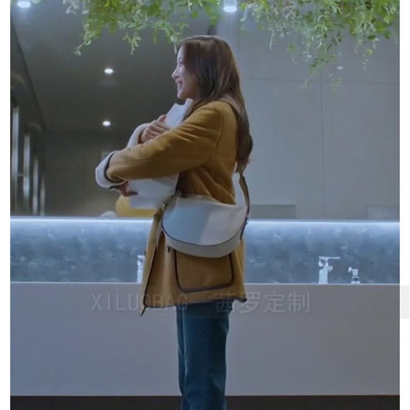 Túi đeo chéo vầng trăng Moon Ga Young trong phim True Beauty