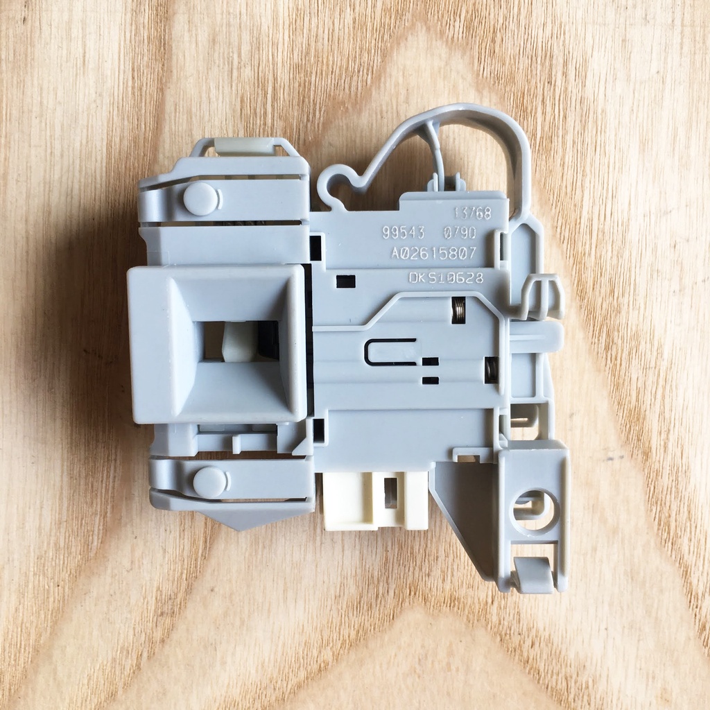 Công tắc cửa máy giặt Electrolux vuông [SẴN HÀNG] khóa cửa máy giặt Electrolux ba chân