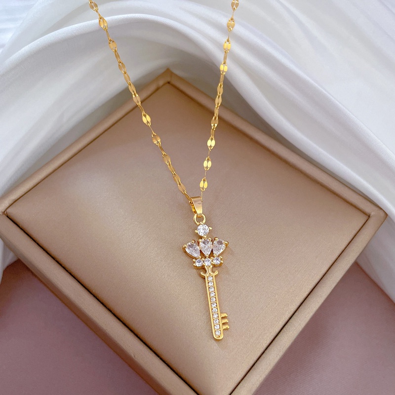 Dây Chuyền Thép Titan Mạ Vàng Nhẹ Đính Kim Cương Hình Chìa Khóa Vương Miện Sang Trọng Cho Nữ