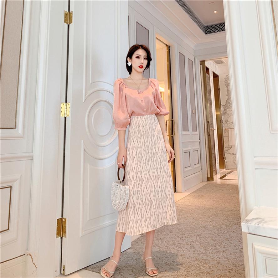 Chân váy kẻ sọc phong cách retro